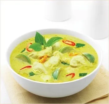 鶏肉と野菜が入ったタイのグリーンカレー
